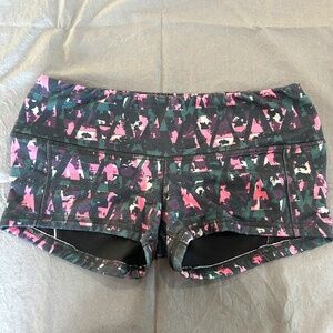 FLEO LRC. Athletic / booty shorts. Size Medium.